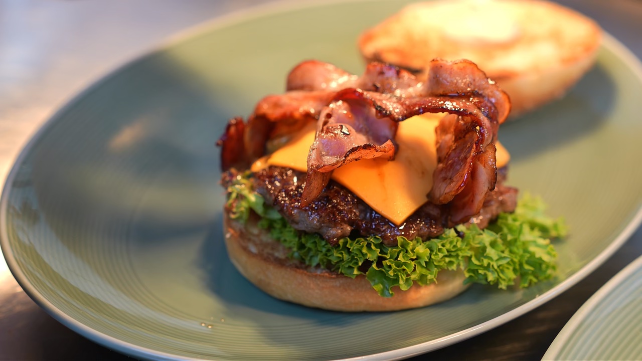 MEATERY Burger mit frisch gebratenem Patty, Käse und Bacon