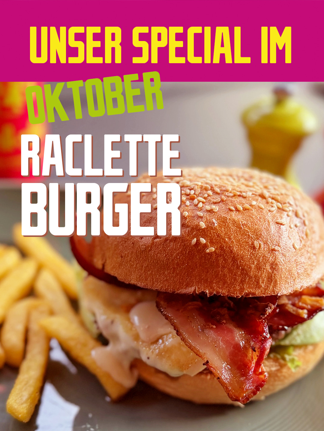 Raclette Burger mit Patty, Raclettekäse, Bacon und Salat, serviert mit Pommes